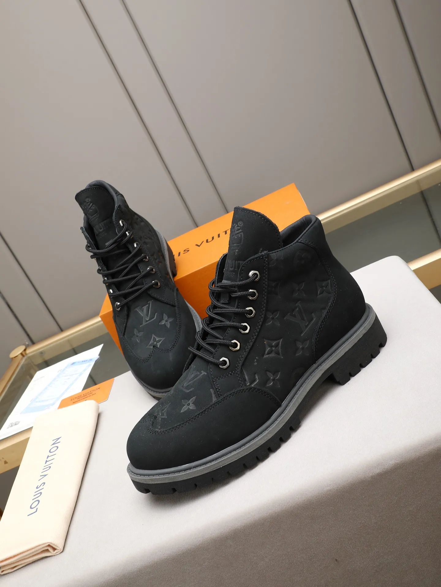 PP460 LOUIS VUITTON ss25 LV donkey brand new thick-soled lace-up big-toe shoes men's casual shoes high-top short boots. These boots are crafted from top-grain calf leather for a lightweight and comfortable fit. The thick EVA outsole is embellished with eye-catching ridges, and the trendy attitude of being both strong and soft makes it an everyday choice. ✔Upper: imported first-layer cowhide ✔Inner lining: sheep lining ✔Outsole: original molded outsole Size: 38-44 (45 customized)